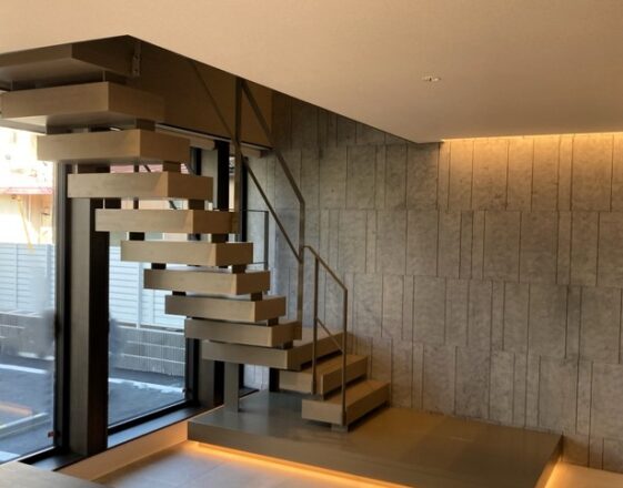 階段仕様：ボックス状木段板・ササラPL-12 FB横桟手摺