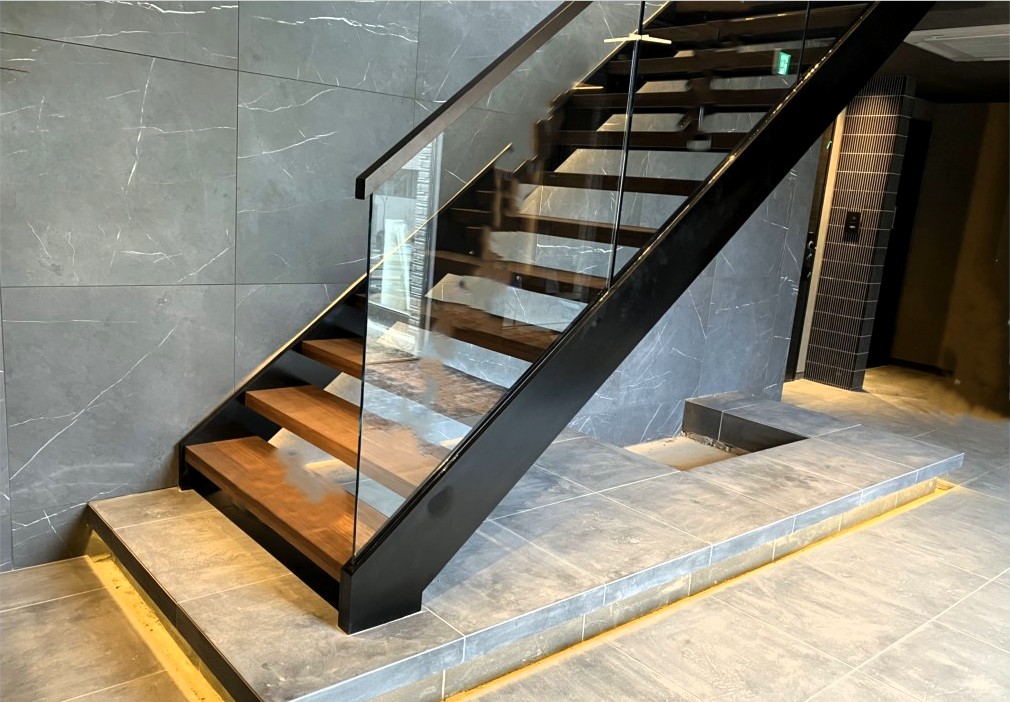 階段仕様：木段板・ササラPL-12×250・手摺強化ガラス自立仕様・トップレール木笠木