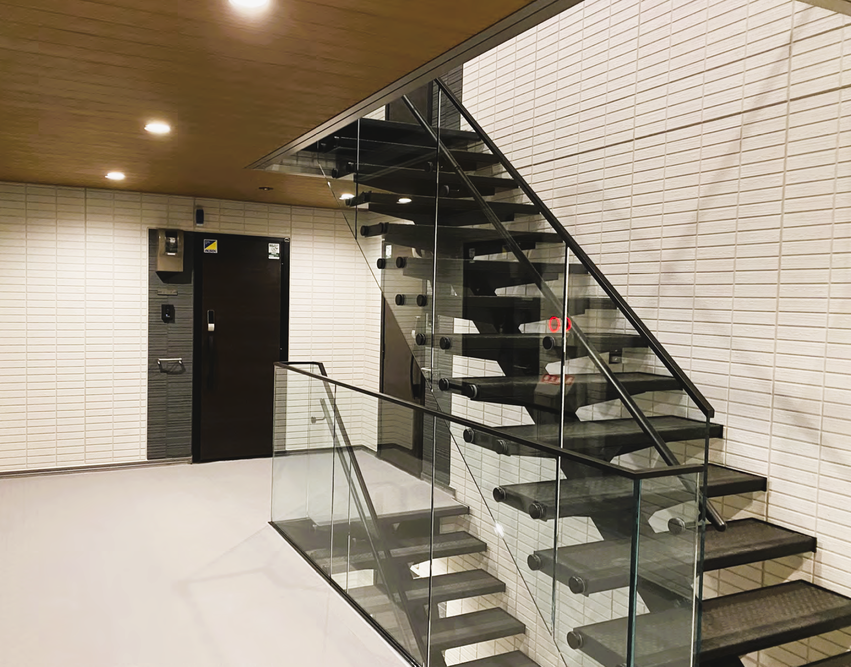 階段仕様：タキステップ段板・1本桁・手摺強化ガラスポイントフィックス仕様・補助手摺付き