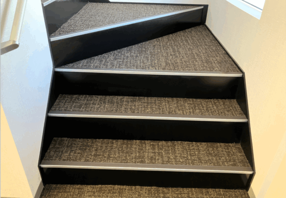 階段仕様：鉄板+タイルカーペット（別途） ・ササラPL-9×250・補助手摺付き